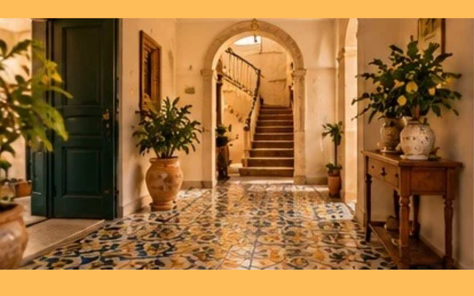 Ingresso maestoso con pavimenti d'epoca in maiolica e archi a tutto sesto
