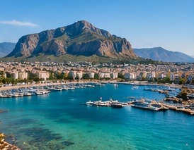 Il mare turchese e la costa del golfo di Palermo verso Monte Pellegrino